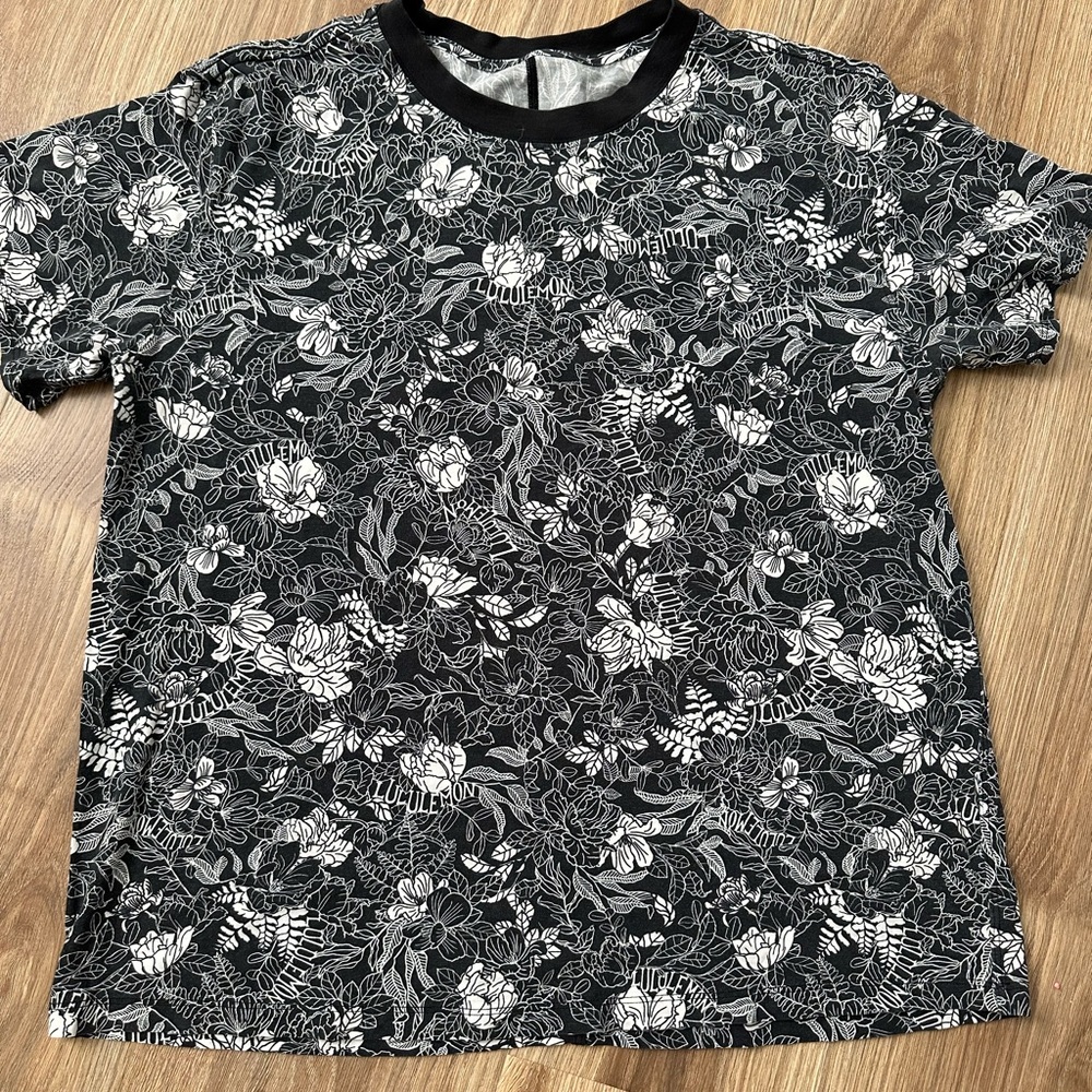 Lululemon All Yours tee. Size 8